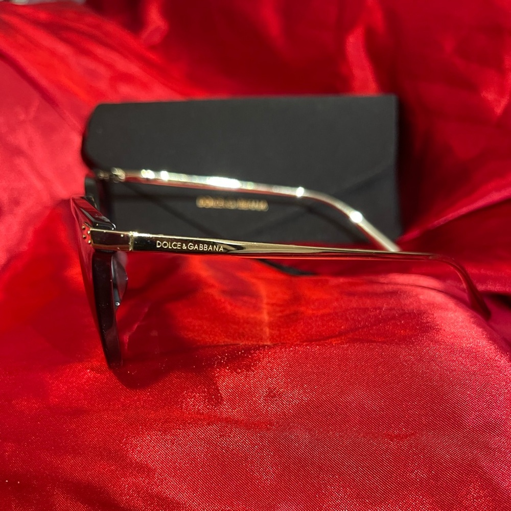 Dolce & gabbana polarized shades with case